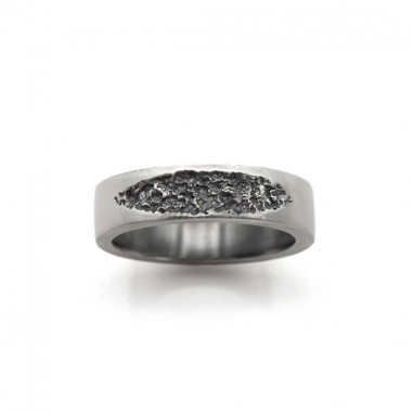 Photo de l’alliance originale homme modèle Hématite sur fond blanc vue de dessus.