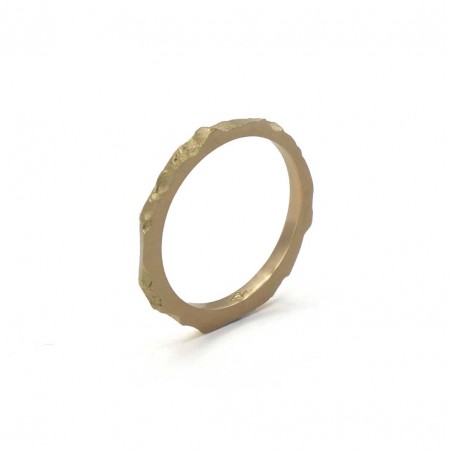 Photo sur fond blanc de l’alliance fine originale or jaune modèle A 76 vue de trois quart.