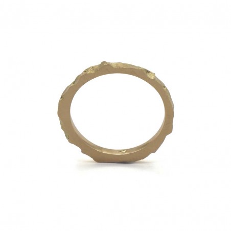 Photo sur fond blanc de l’alliance fine originale or jaune modèle A 76 vue de côté.