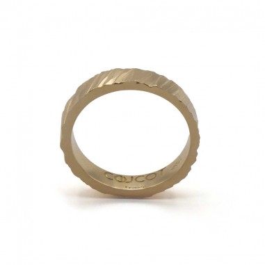 Photo sur fond blanc de l’alliance homme en or jaune modèle tungstène vue de côté.