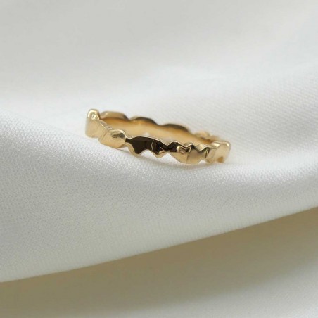 Photo sur fond tissu blanc de l’alliance moderne femme modèle Hélios S.