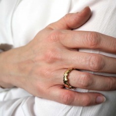 Photo sur fond blanc de l’alliance originale femme modèle Hélios vue de dessus. 2