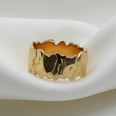 Photo sur fond tissu blanc de la bague moderne femme modèle Hélios.