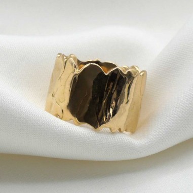 Photo sur fond tissu blanc de la bague large en or modèle Hélios XL.