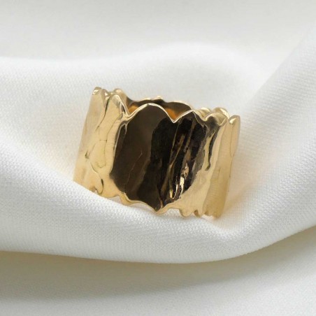 Photo sur fond tissu blanc de la bague large en or modèle Hélios XL.