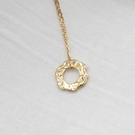 Photo sur fond tissu blanc du pendentif soleil or jaune 18 carats Hélios.