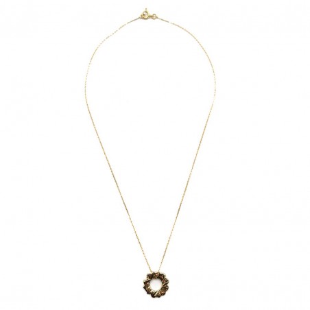 Photo sur fond blanc du collier soleil or vue de dessus.