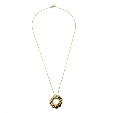 Photo sur fond blanc du pendentif soleil or vue de dessus.