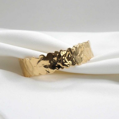 Photo sur fond tissu blanc de la manchette en or.