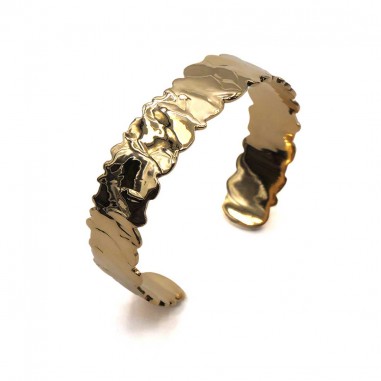 Photo sur fond blanc de la manchette en or vue de trois quart.