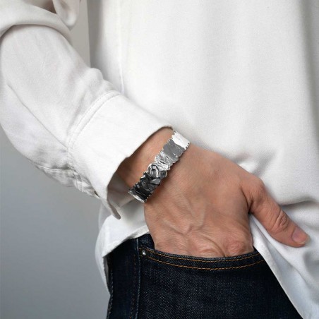 Photo portée de la manchette or version argent.