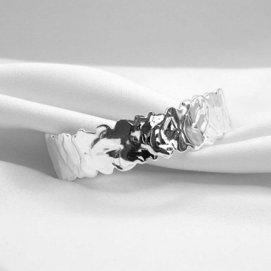 Photo sur fond tissu blanc de la manchette or version argent.