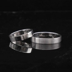 Photo de deux alliances terminées lors de l'atelier fabriquer son alliance.