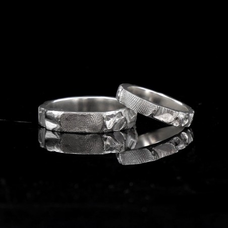 Photo de deux alliances empreintes digitales terminées lors de l'atelier créer son alliance empreinte digitale.