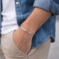 Photo sur fond blanc manchette en argent homme finition polie vue de dessus. 2