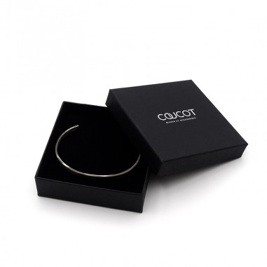 Photo sur fond blanc manchette en argent homme dans un boite écrin.