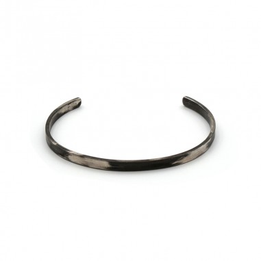 Photo sur fond blanc manchette en argent homme finition vieillie vue de devant.