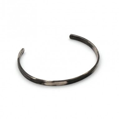 Photo sur fond blanc manchette en argent homme finition vieillie vue de trois quart.