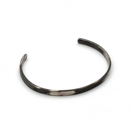 Photo sur fond blanc manchette en argent homme finition vieillie vue de trois quart.