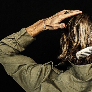 Photo portée sur un homme qui passe sa main dans ses cheveux de la manchette en argent homme finition vieillie.