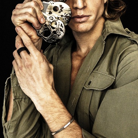 Photo portée sur un homme dans ses cheveux de la manchette en argent homme finition vieillie.