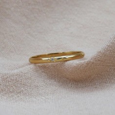 Photo sur fond blanc de l’alliance étoile en or modèle Taygète vue de dessus. 2