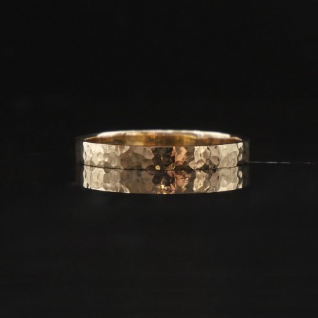 Photo sur fond marbre noir alliance ruban or jaune modèle Vesta largeur 3 mm.