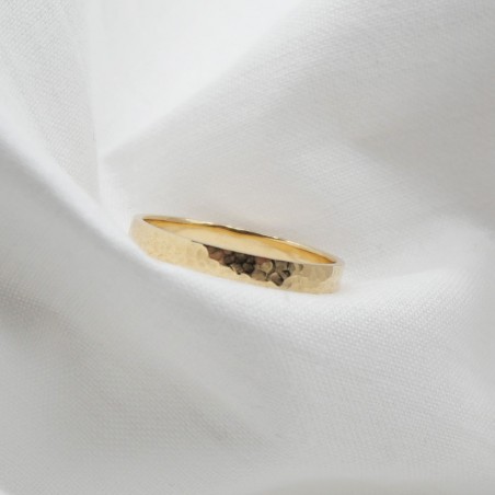 Photo sur fond tissu alliance ruban or jaune modèle Vesta largeur 3 mm.