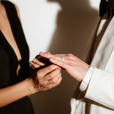 Photo des mains d’un couple qui porte l’alliance originale homme modèle Hyperion L finition polie.