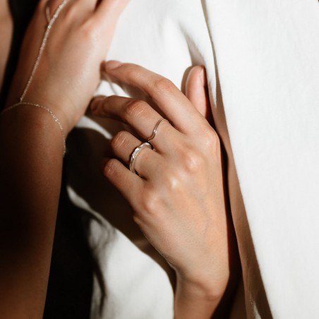 Photo d’une main de femme qui porte l’alliance originale en argent modèle A76 M.