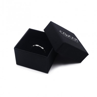 Photo sur fond blanc de l’alliance originale en argent modèle A76 M vue dans un écrin.