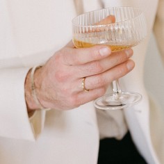 Photo sur fond blanc de l’alliance originale or jaune modèle A 76 vue de dessus. 2