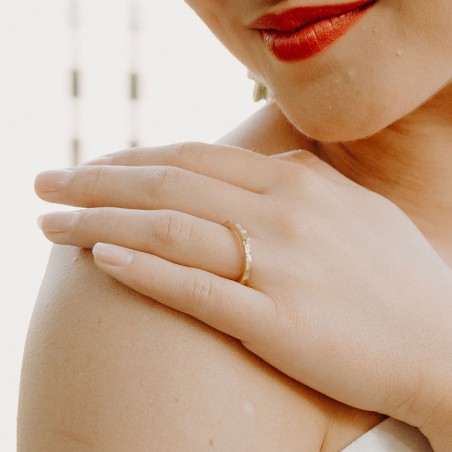 Photo d’une main de femme qui porte l’alliance originale or jaune modèle A 76.