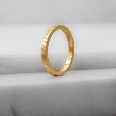 Photo sur fond blanc de l’alliance originale or jaune modèle Tungstène vue de dessus. 2