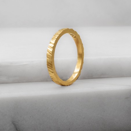 Photo sur fond marbre blanc de l’alliance originale or jaune modèle Tungstène.