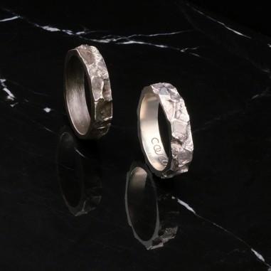 Photo sur fond marbre noir de l’alliance homme en argent modèle A76.