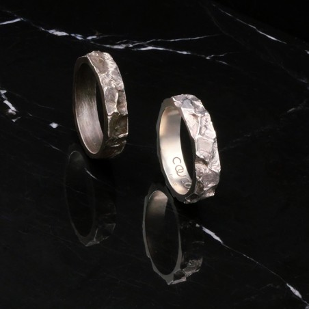 Photo sur fond marbre noir de l’alliance homme en argent modèle A76.