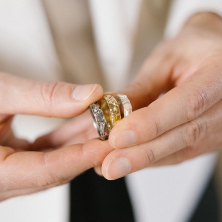 Photo des alliances homme modèle A76 dans différentes teintes de métal. 