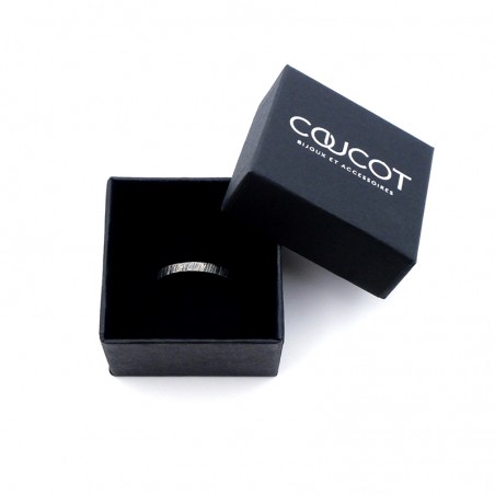 Photo sur fond blanc de l’alliance originale en argent modèle Tungstène finition vieillie dans son écrin.