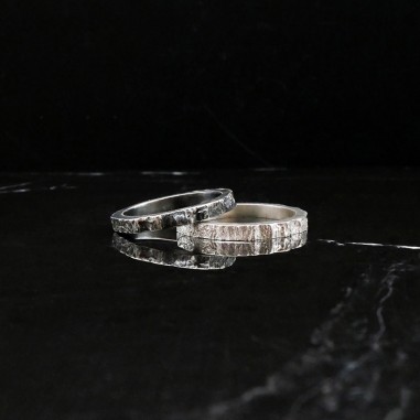 Photo sur fond marbre noir de l’alliance originale en argent modèle Hypérion deux finitions.