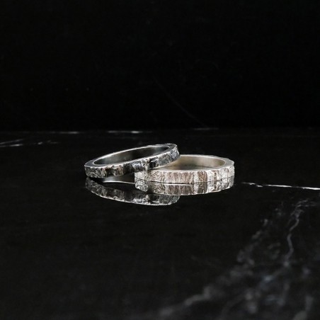 Photo sur fond marbre noir de l’alliance originale en argent modèle Hypérion deux finitions.