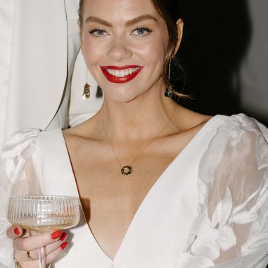 Photo portée sur une mariée du pendentif soleil or.