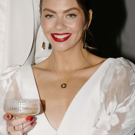 Photo portée sur une mariée du pendentif soleil or.