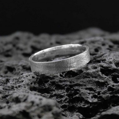 Photo sur fond marbre noir de l’alliance ruban Elya.