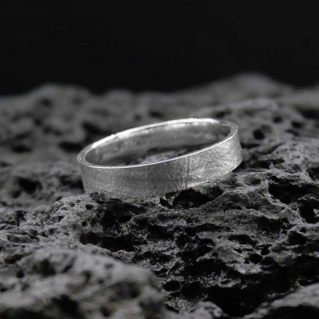 Photo sur fond marbre noir de l’alliance ruban Elya.