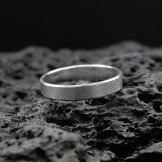 Photo sur fond blanc de l’alliance ruban Elya modèle L finition épaulée vue de dessus. 2