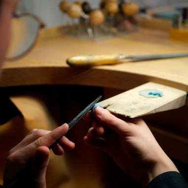 Photo des mains à l'œuvre en train de travailler une bague en cire lors de l'atelier créer son alliance empreinte digitale à Rou