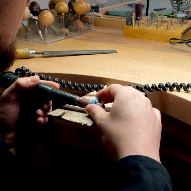 Photo des mains à l'œuvre en train de mettre à taille une bague en cire lors de l'atelier créer son alliance empreinte digitale 