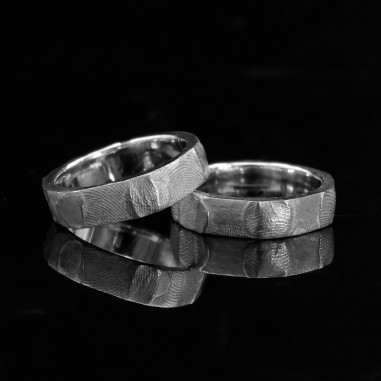 Photo fond marbre de deux alliances ruban fabriquées lors de l'atelier créer son alliance empreinte digitale à Roubaix, près de 