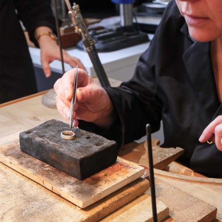Photo de l'établi de bijoutier lors de l'atelier fabriquer son alliance intemporelle lors d'un atelier bijouterie à Roubaix.